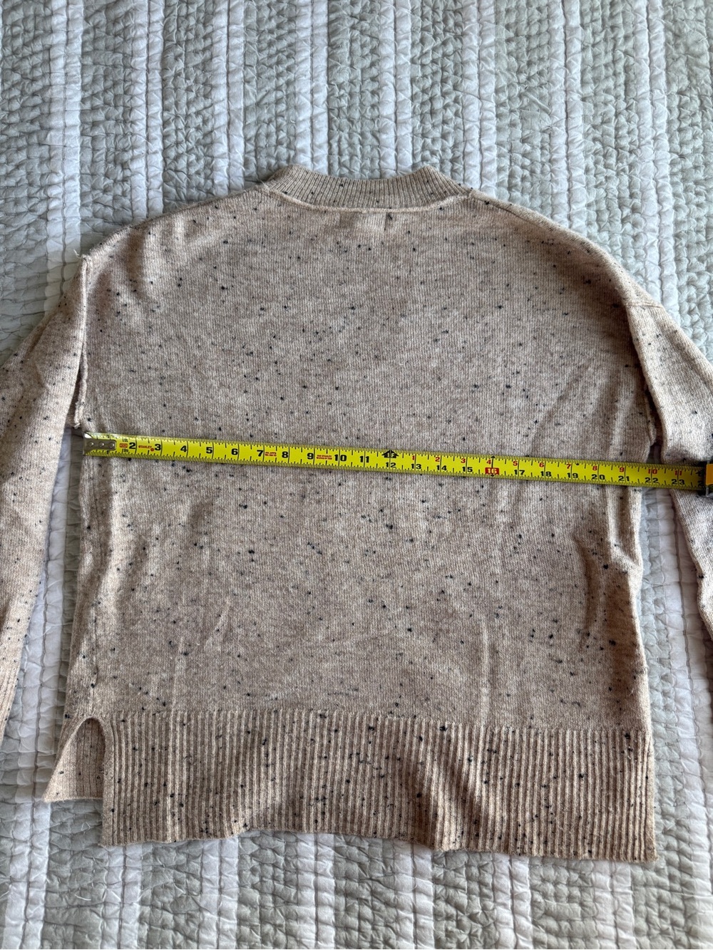 Evereve Speckled Beige V-Neck Sweater, Size Medium - Picture 4 of 6